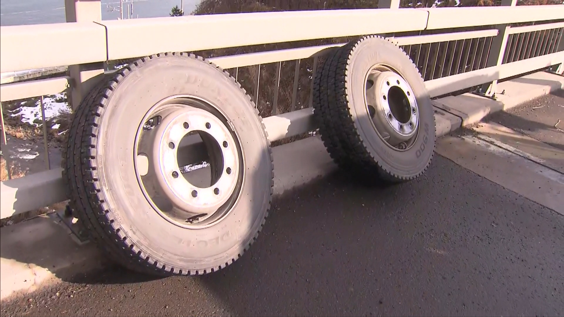 5日小樽市の国道でトラックから外れたタイヤ