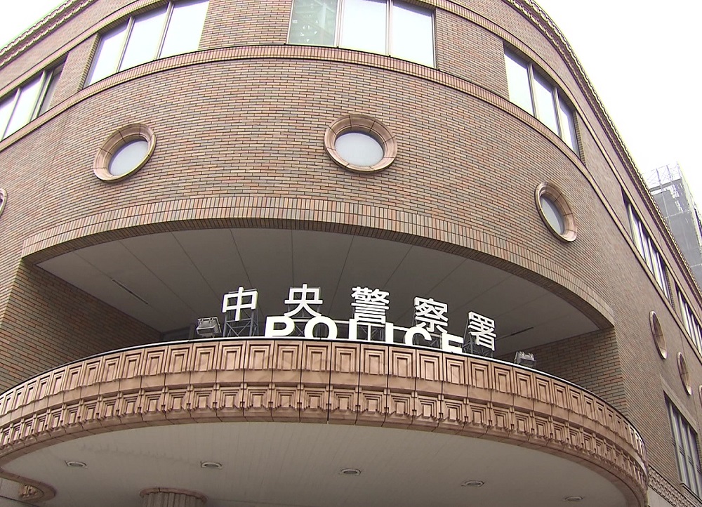 窃盗容疑で男を逮捕した北海道警中央署(札幌市)