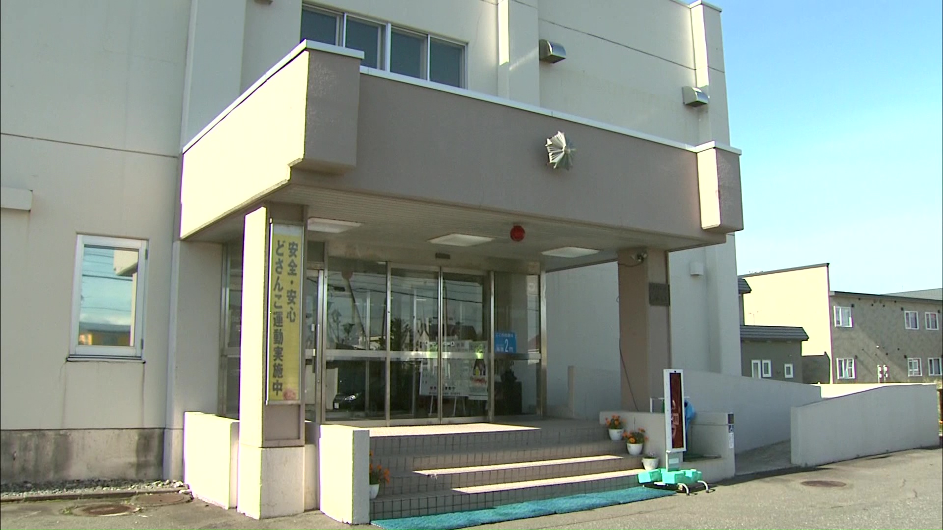 事故の原因を詳しく調べている北海道警静内署
