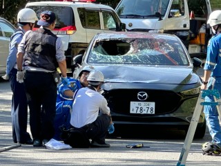 乗用車のフロントガラスにも大きな損傷が（北海道上富良野町 2023年9月8日）