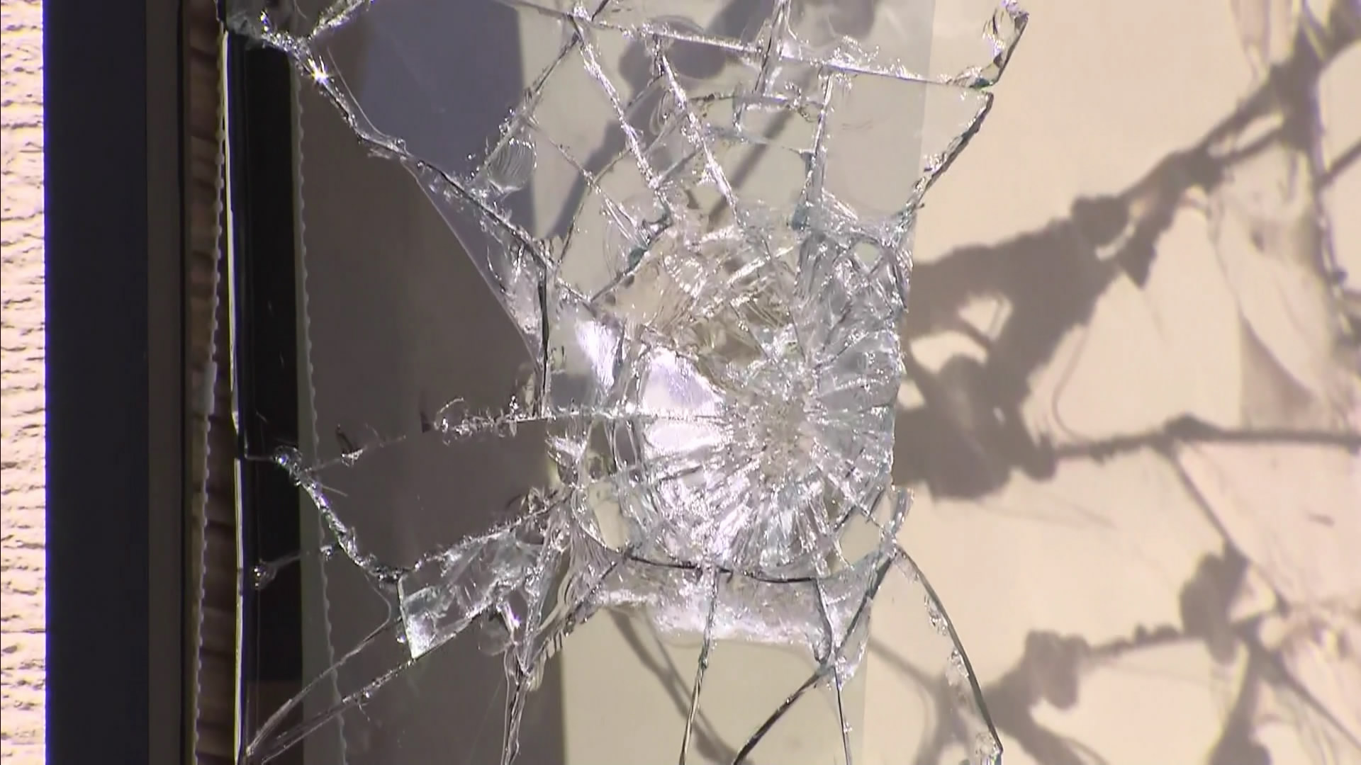 何かをぶつけられ、割れた窓ガラス（9月22日 札幌市北区）