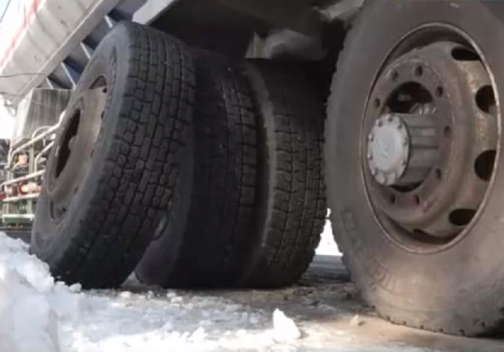 トラックの左後輪が外れて道路脇に停まっていた軽乗用車を直撃（12月14日 大樹町）