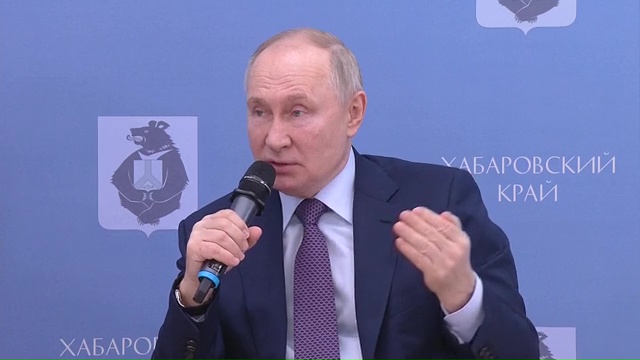 経営者らと懇談するプーチン大統領（11日）