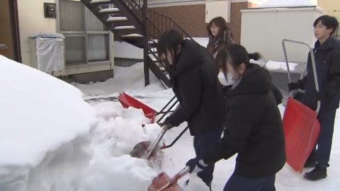 除雪ボランティア活動を行う生徒たち