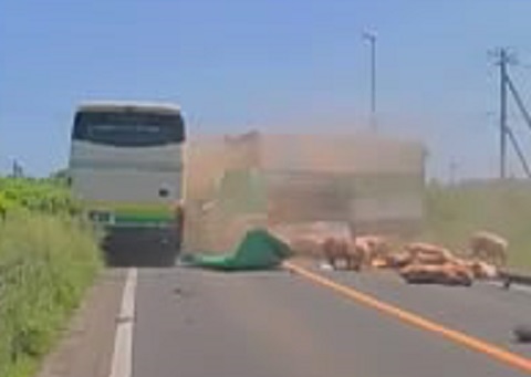 トラックとバスが衝突する瞬間（撮影：視聴者）