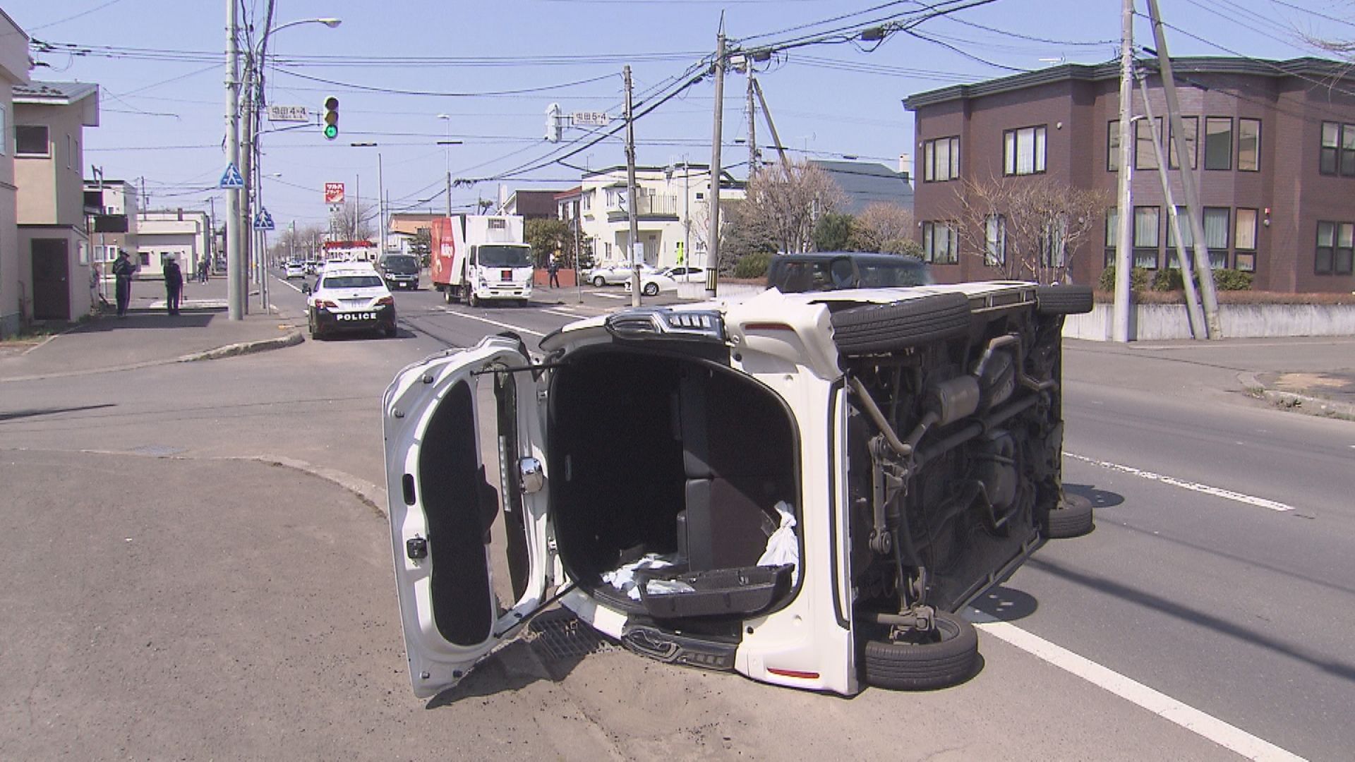 軽乗用車が横転した事故現場 札幌市北区