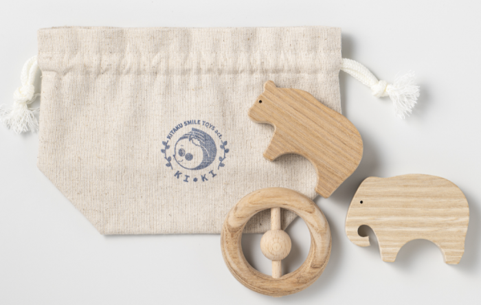 札幌市が自主回収を発表した木製玩具と巾着袋（札幌市HPより）