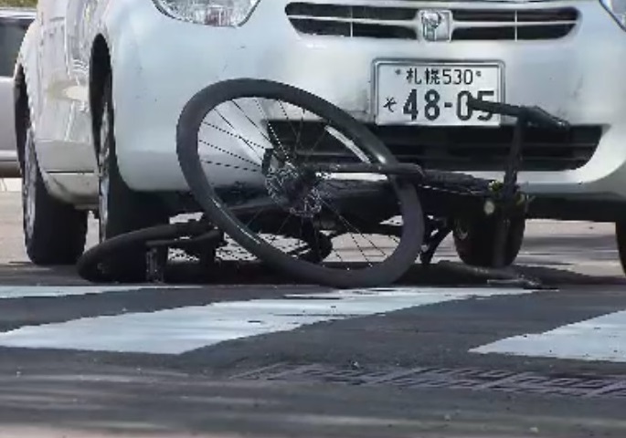 「発見が遅れた…」自転車の10代男性はねられ重傷 運転していた84歳女を過失運転致傷の現行犯で逮捕 北海道北広島市の交差点