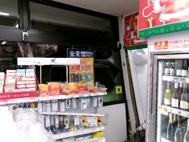 軽乗用車が突っ込んだコンビニの店内（小樽市　提供：北海道警）