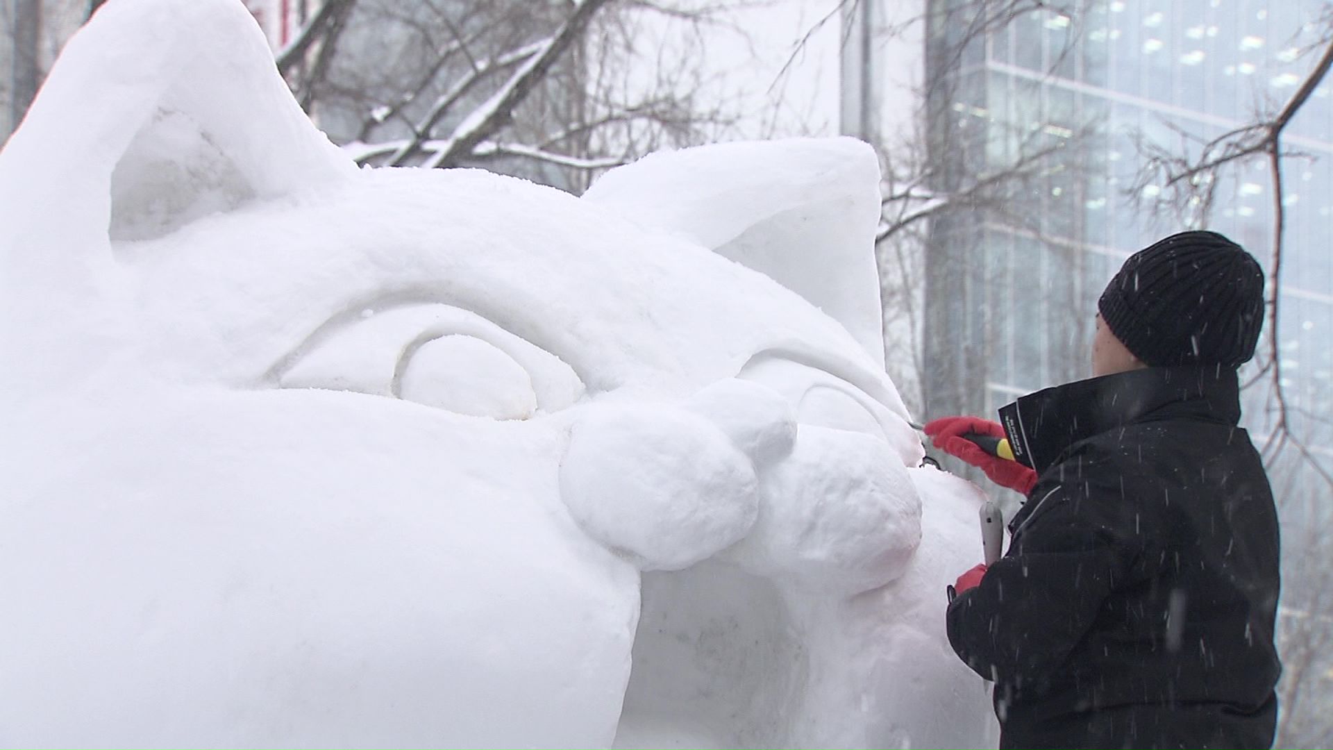 暖冬の影響は市民雪像にも