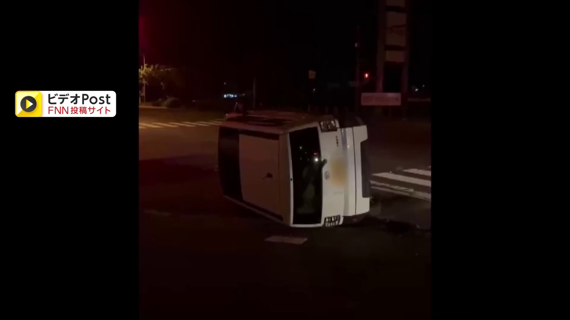 事故により横転した車