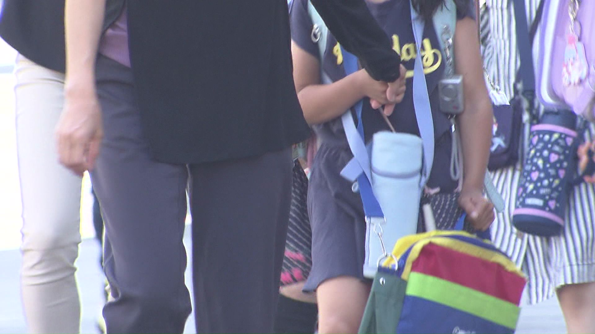 近くの小学校では保護者の付き添い登校も