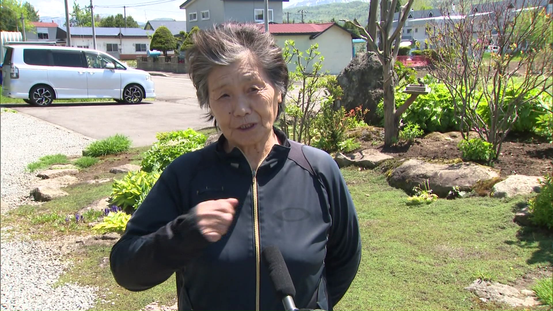 マイマイガ大発生に悩まされる上川町民