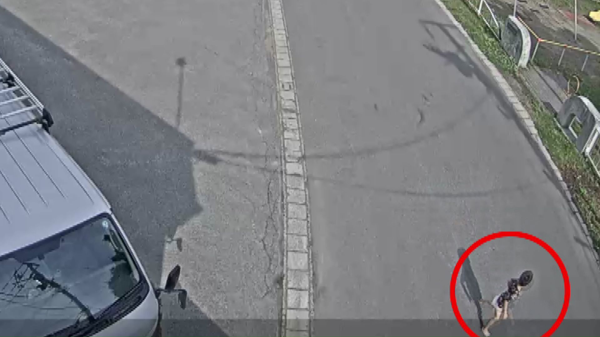 裸足で走り去る男の子(提供:視聴者)