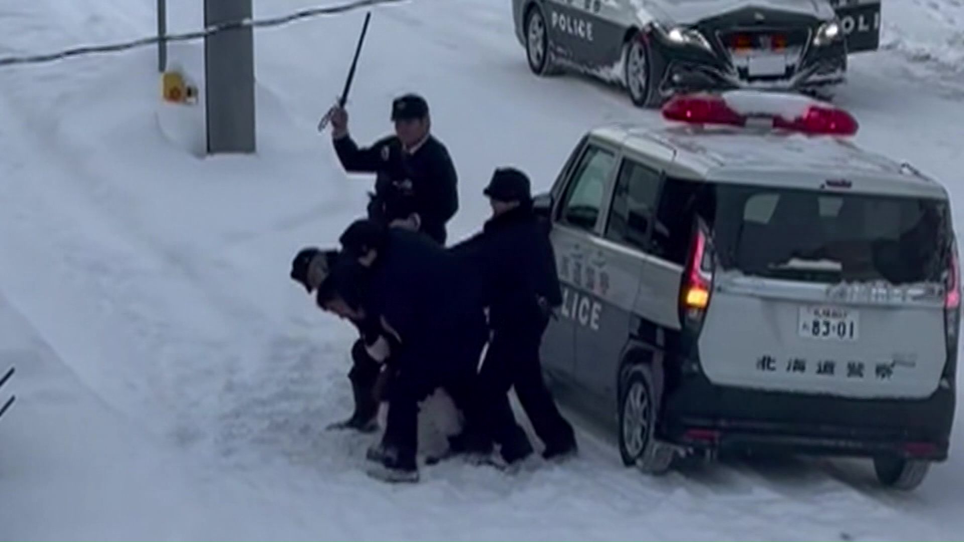 刃物を持って暴れる宮西被告(撮影:視聴者)