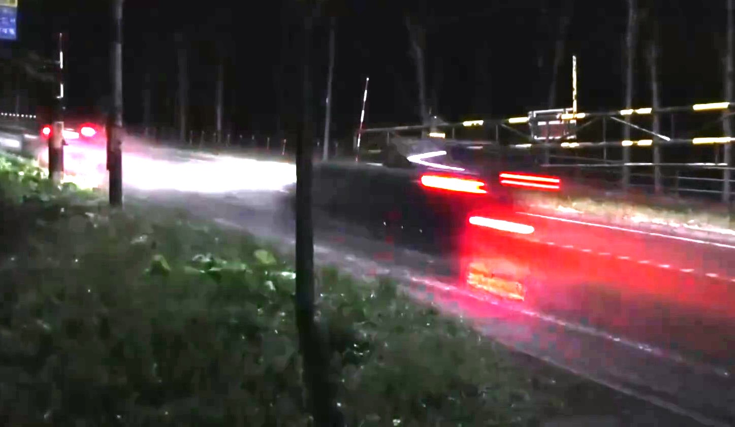 暗闇の中を猛スピードで走る車(提供:道警)