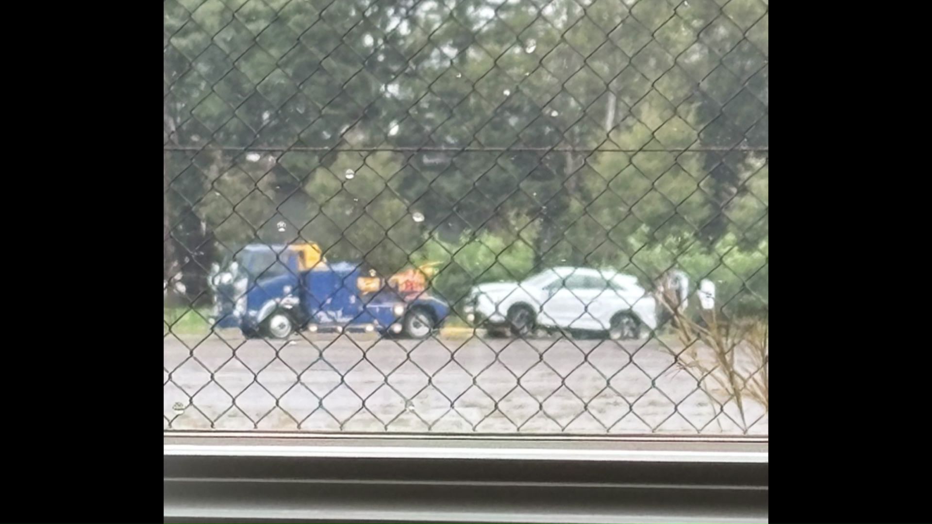 男に奪われた白い車(提供:視聴者)