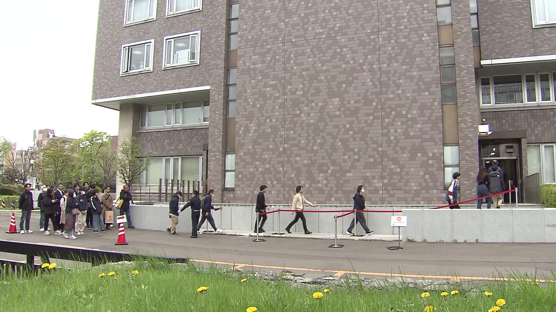 1審の裁判は注目を集め、傍聴券は抽選となった