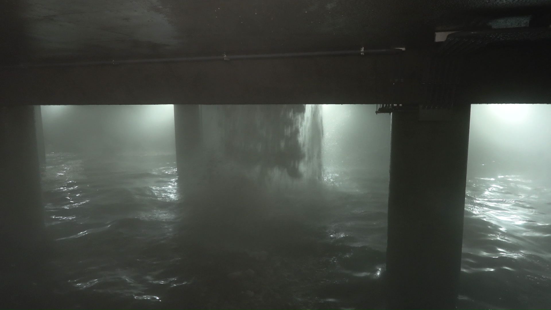 大量の雪が地下の巨大な「プール」へと流れ込む