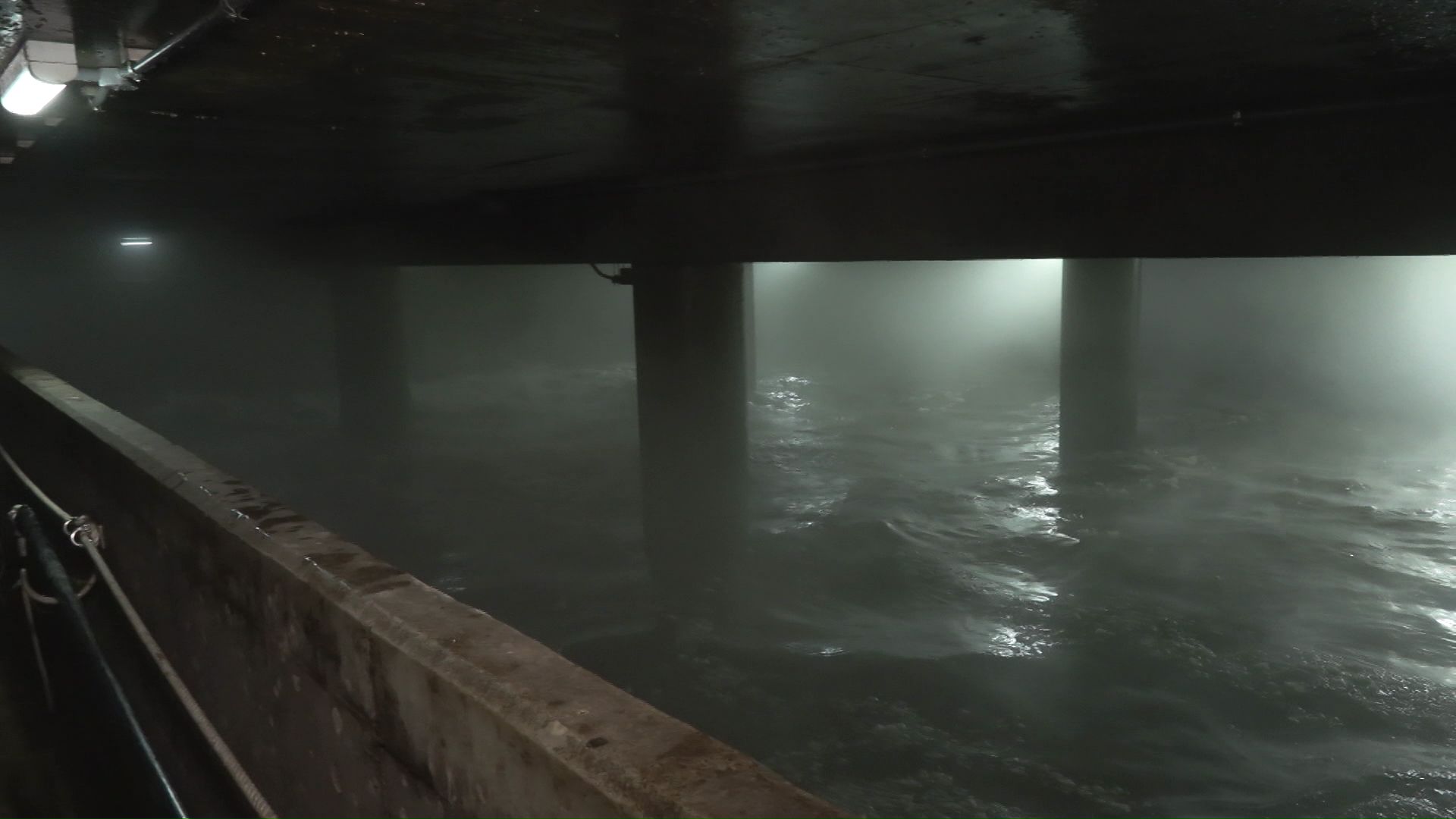 雪を溶かすための巨大なプール