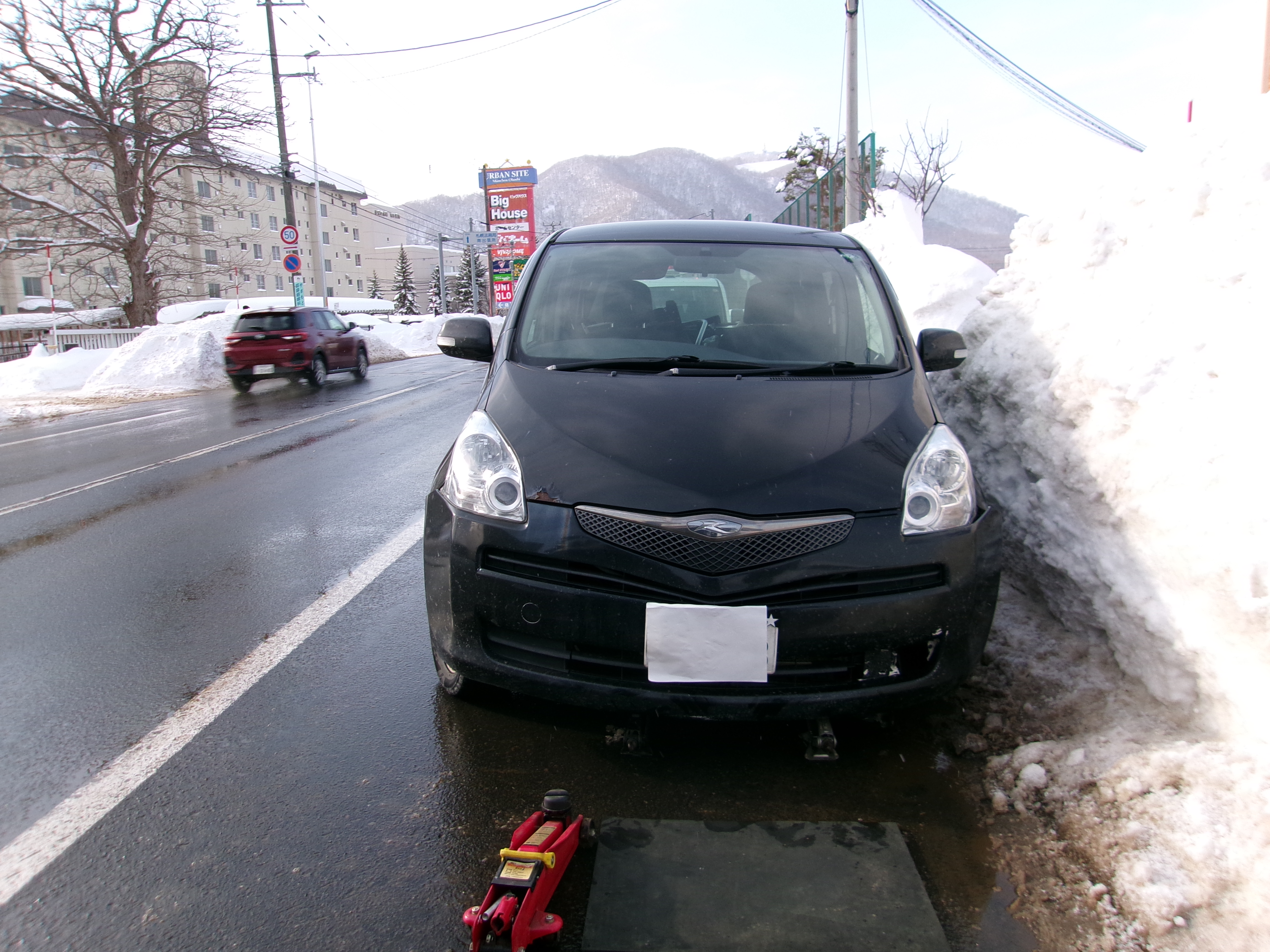 タイヤが外れた乗用車(提供:道警)