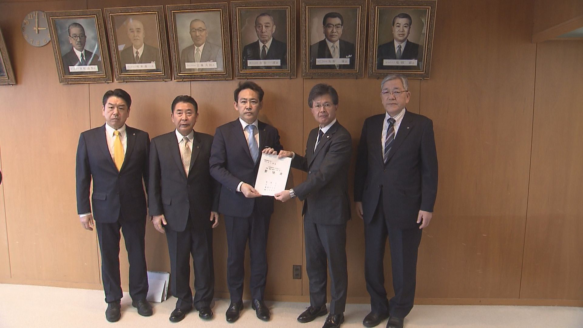 北海道教育大学の田口学長に要望書を手渡す函館市の大泉市長