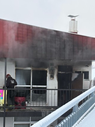 火の勢いがなくなった後も黒煙を出し続けるアパート(北海道 旭川市)