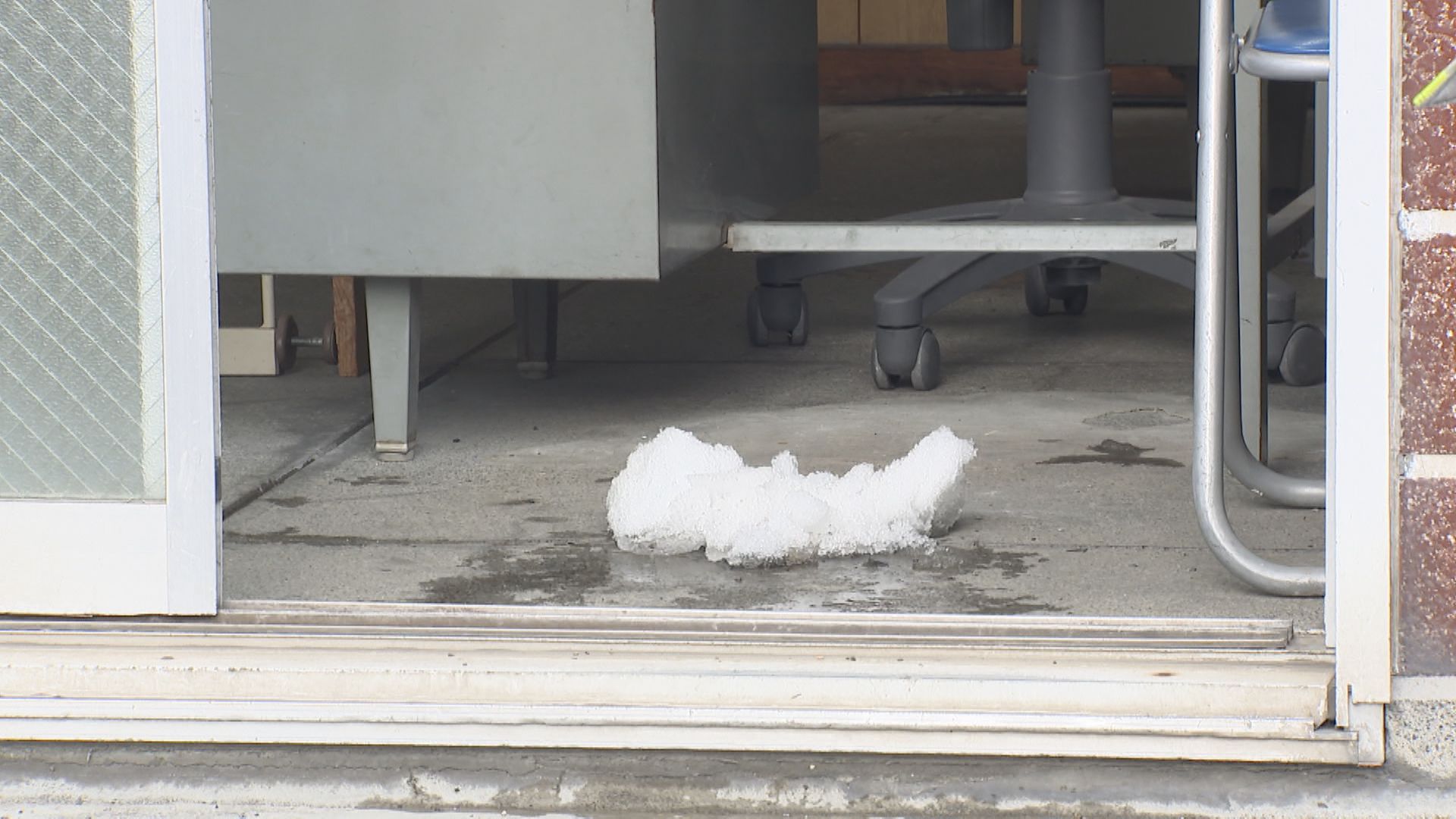 交番の床 火を雪で消したとみられる様子