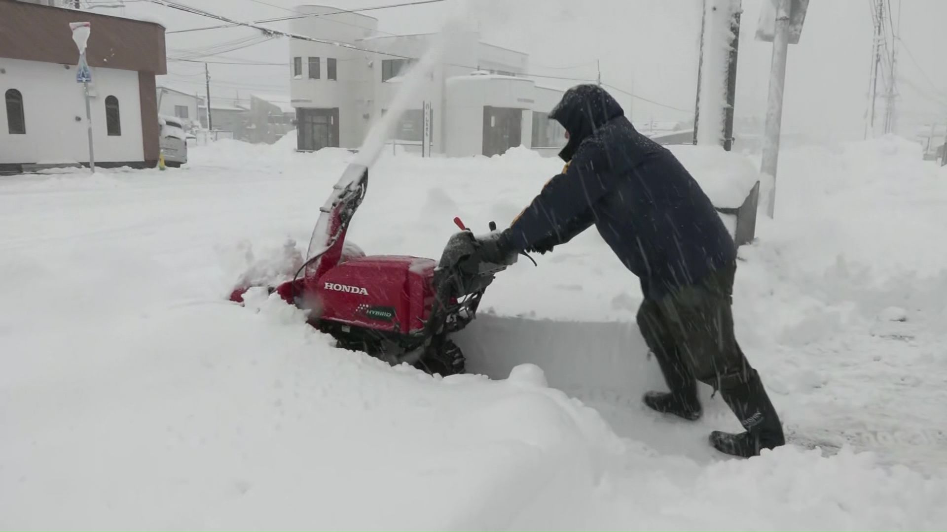 除雪に追われる町民