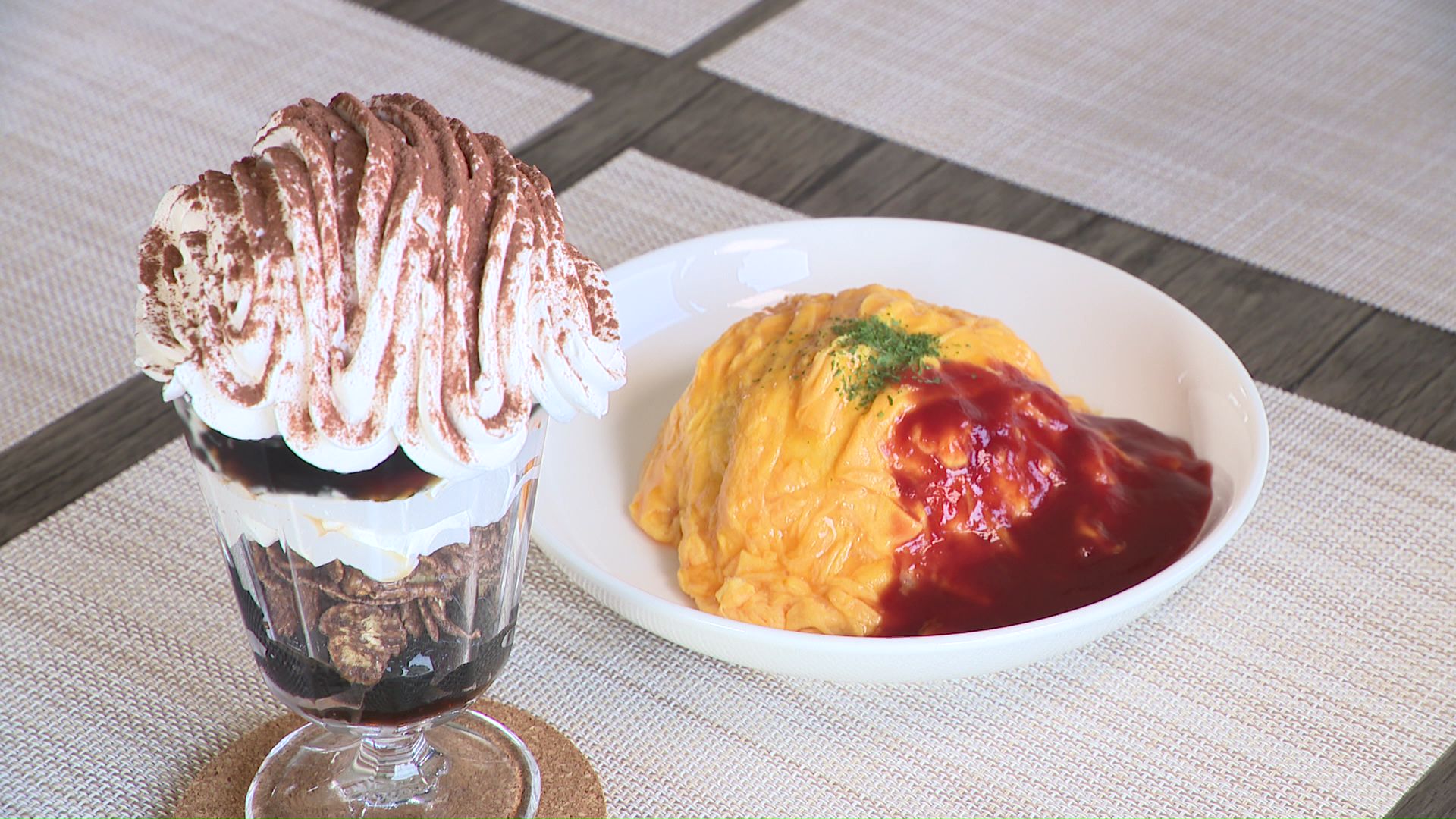 「赤ワインソースのふわとろオムライス」と「コーヒーゼリーパフェ」