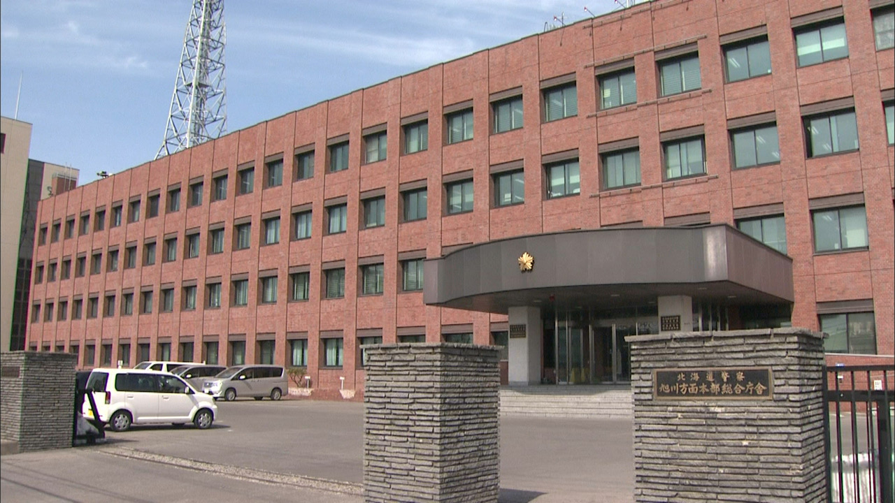 窃盗容疑で現行犯逮捕された女を捜査する北海道警旭川東署