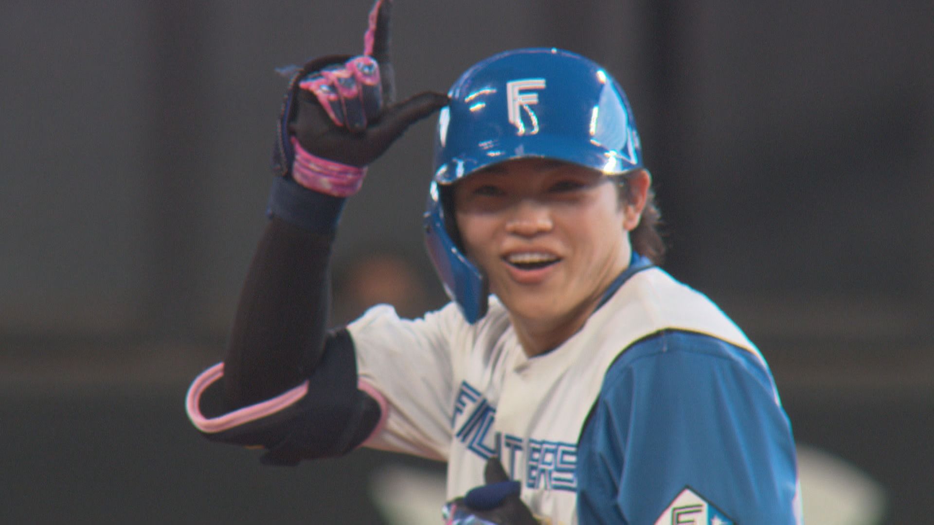 フェンス直撃のツーベースヒットと判定され2塁で「DOMIれ!」ポーズを決める田宮選手