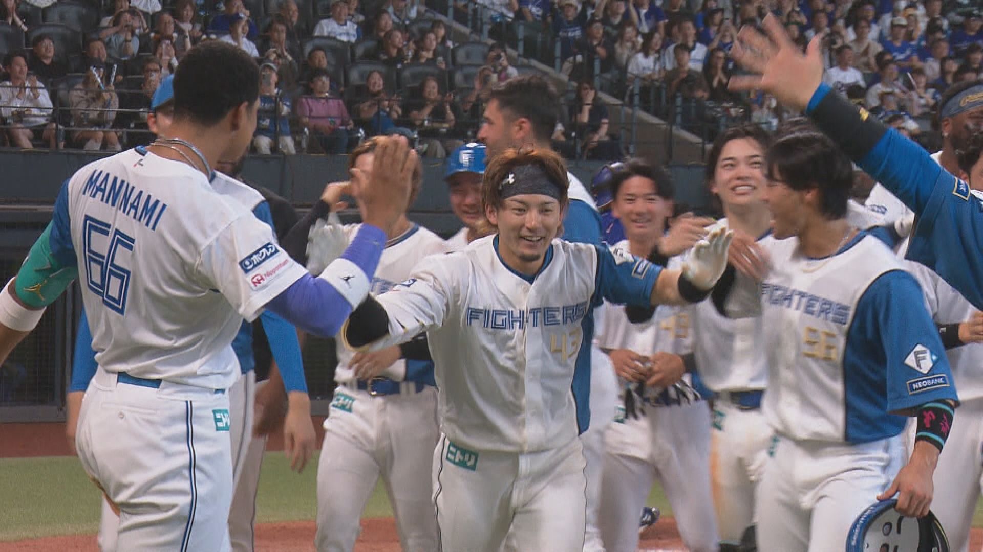 9回裏にサヨナラホームランを放ちチームメイトに迎えられる水野選手