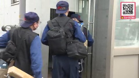 現場に入る捜査員たち