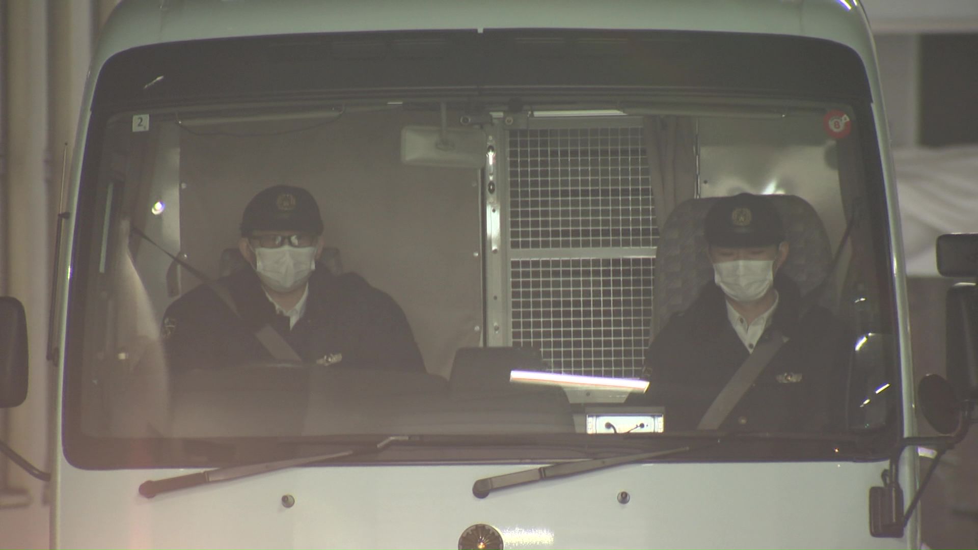 送検される中島邦博容疑者を乗せた車(3月)