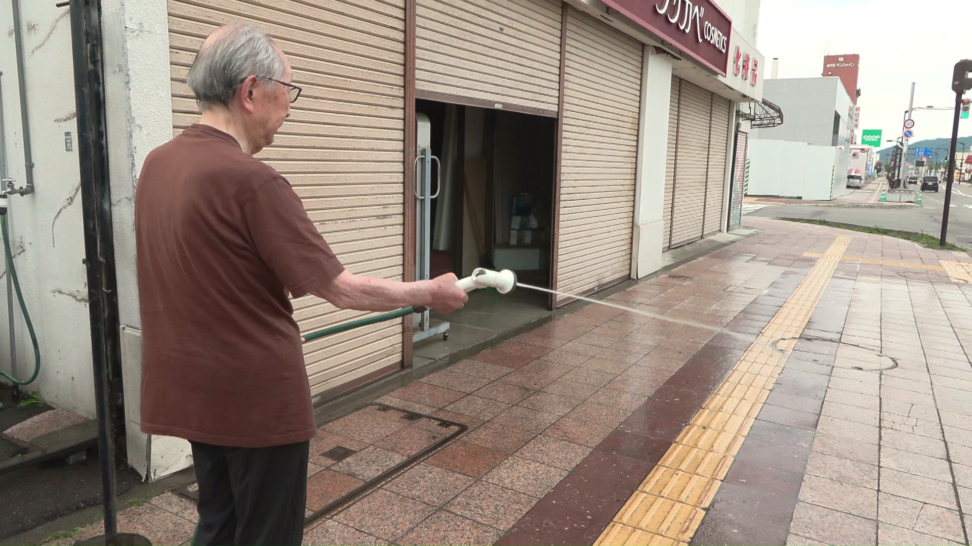 暑さ対策として道路に水撒き