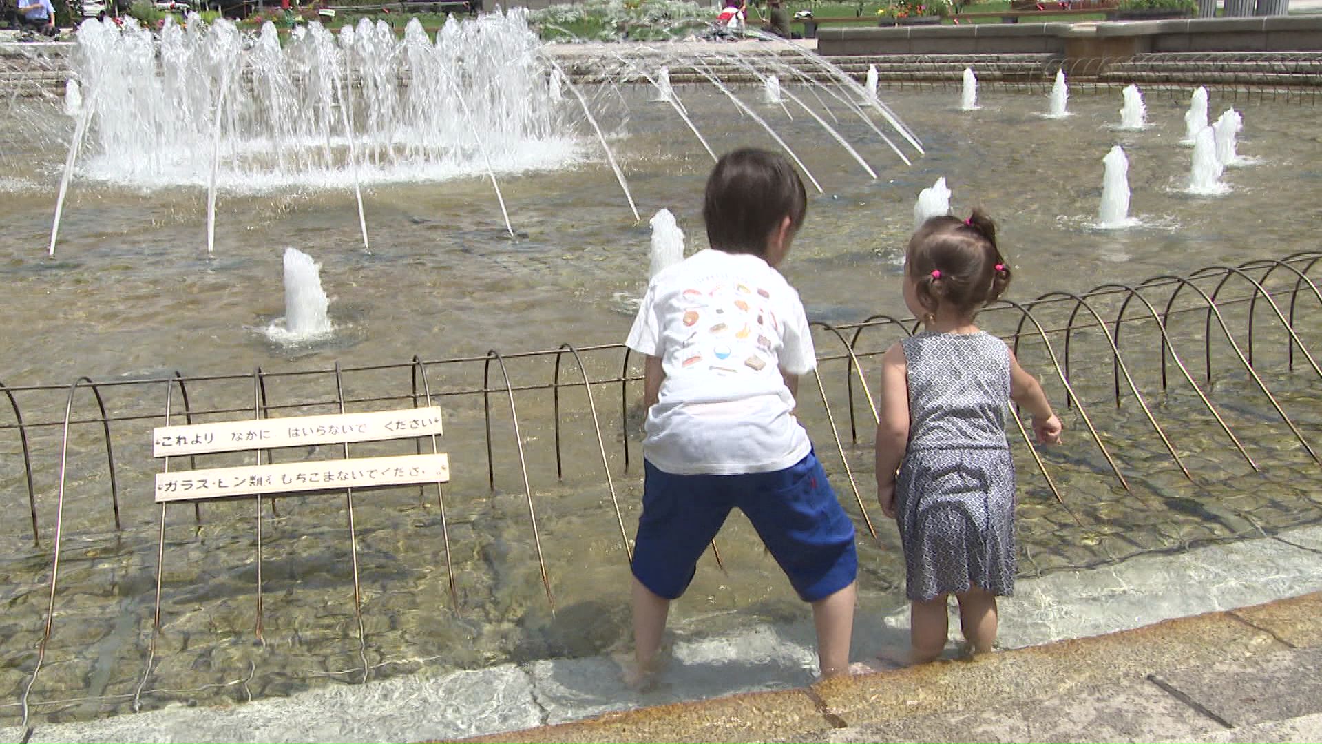 噴水で水遊びを楽しむ