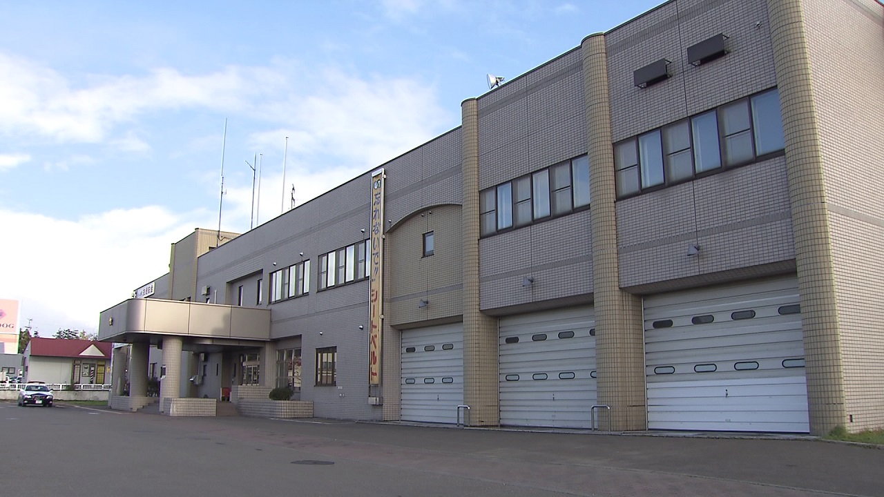 周辺住民に注意を呼び掛けている北海道警岩見沢署