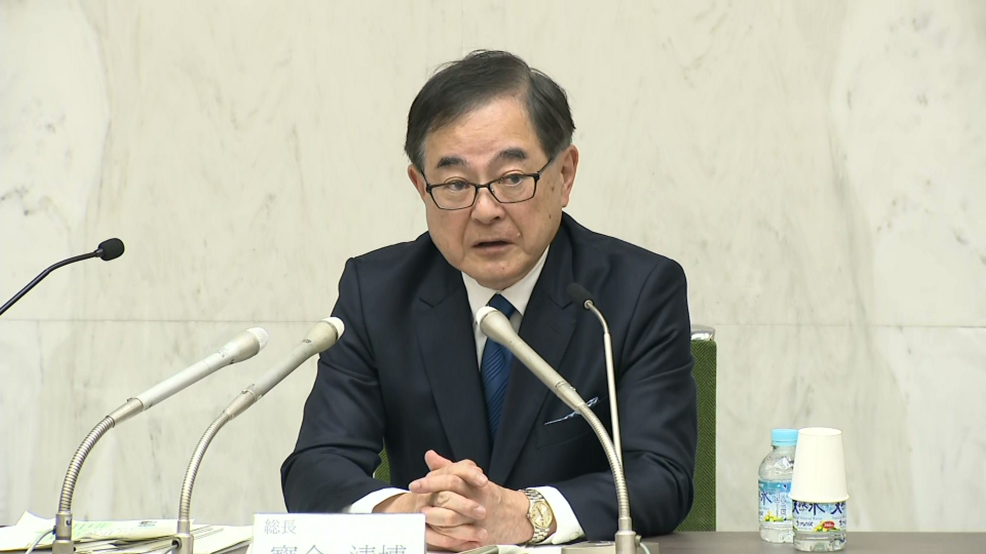 記者会見を行った北大の寳金清博総長