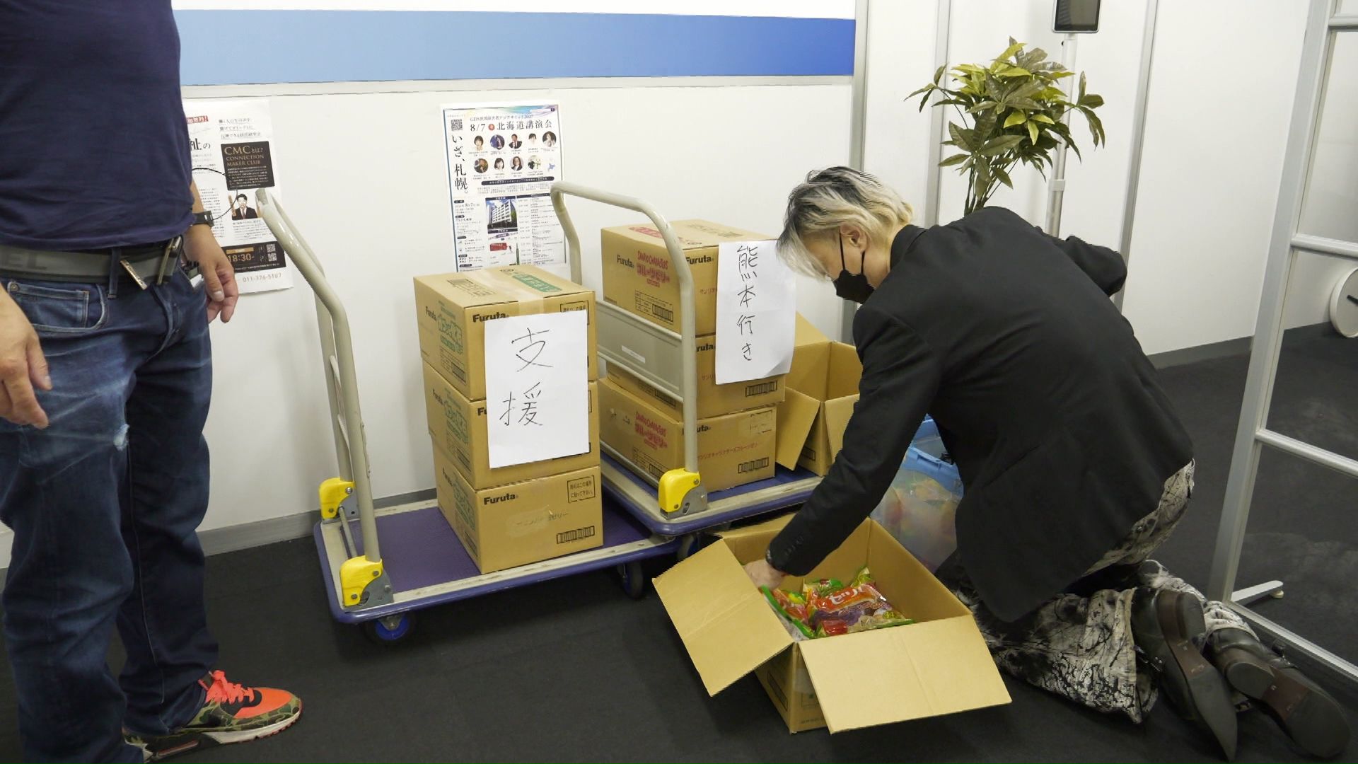 支援物資として詰められる約140袋のフルーツゼリー